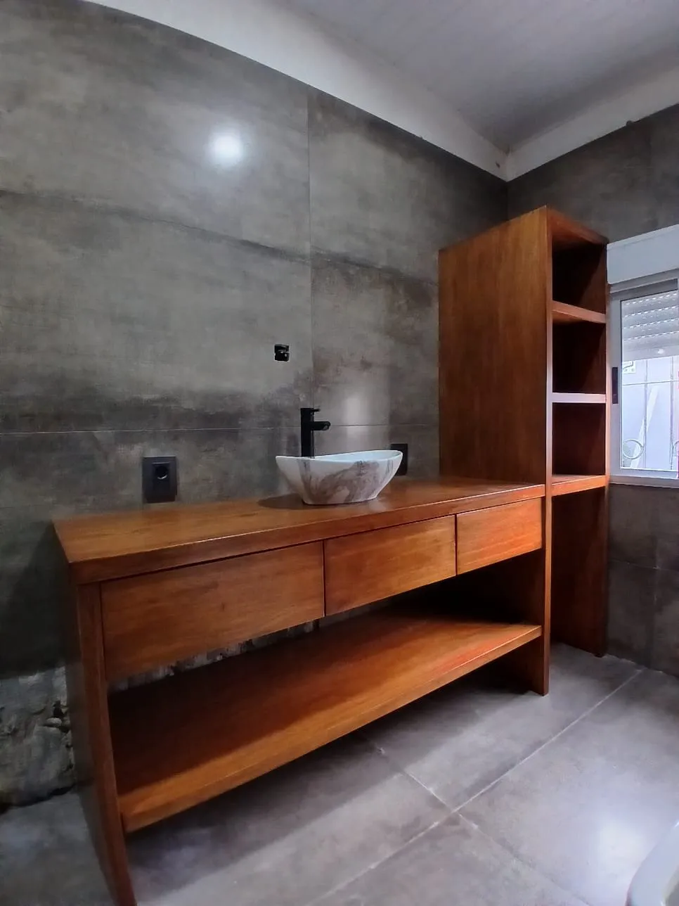 Mueble de baño de madera maciza con cajones, estante abierto y torre lateral