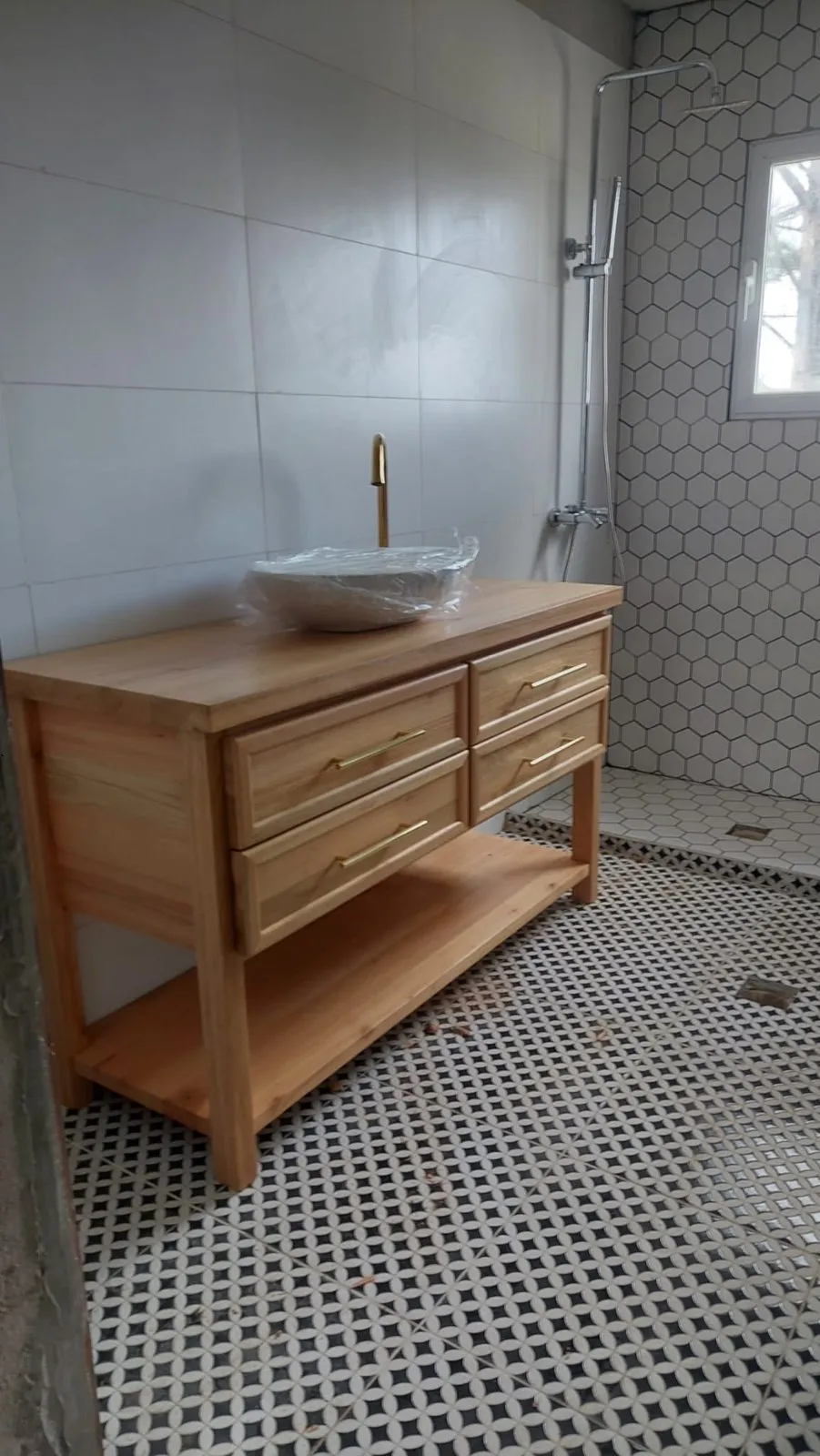 Mueble de baño de madera con cajones, estante abierto y una sola bacha
